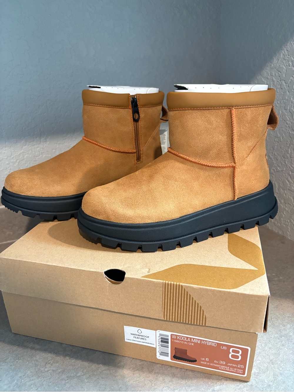 Koolaburra Woman’s Koola Mini Hybrid size 8